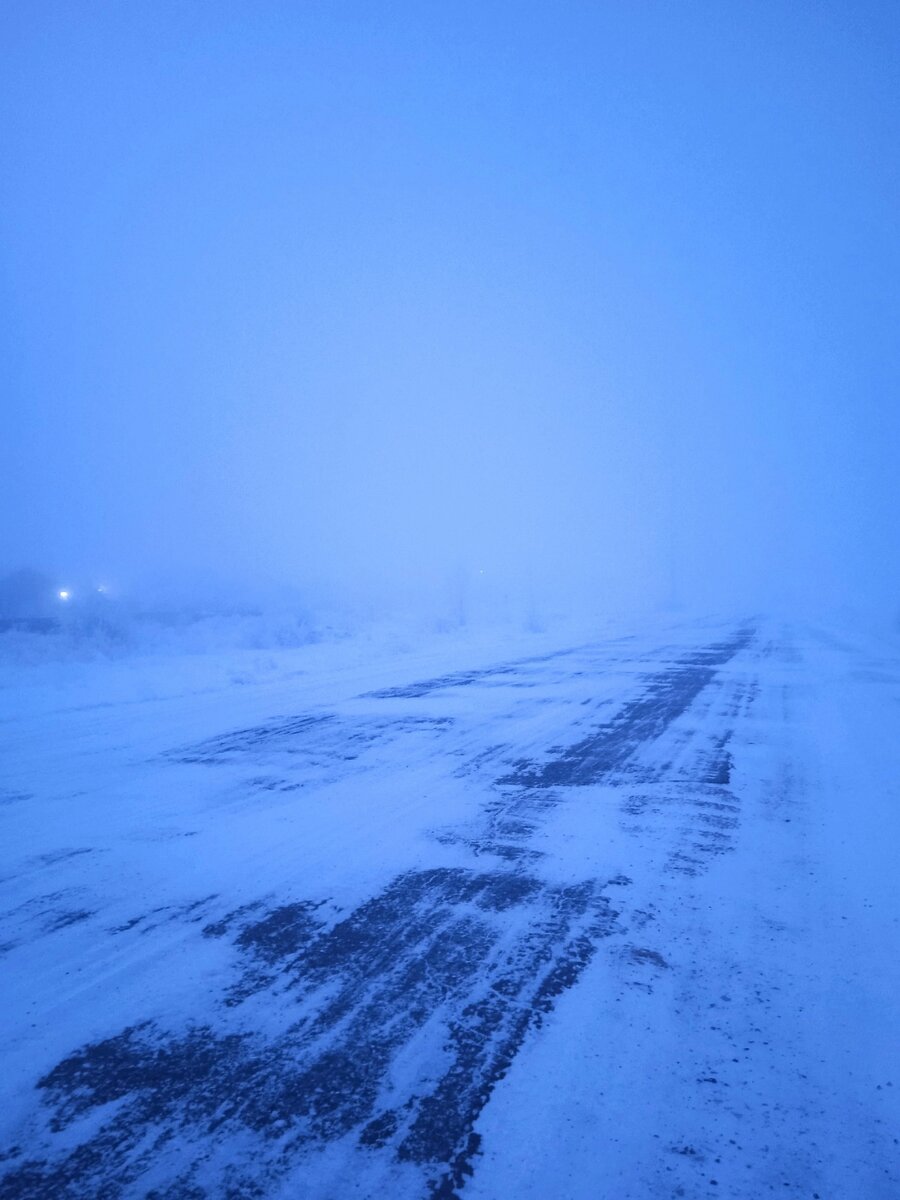 Дорога современная, а метель настоящая, вчерашняя, 24 февраля буранило, полдень на часах.