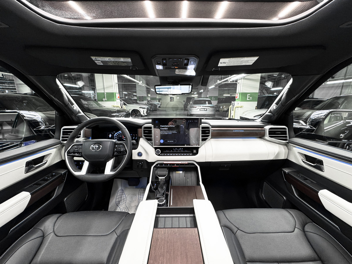 В версии Capstone интерьер отделан натуральной кожей двух цветов, а все 4 кресла с подогревом и вентиляцией