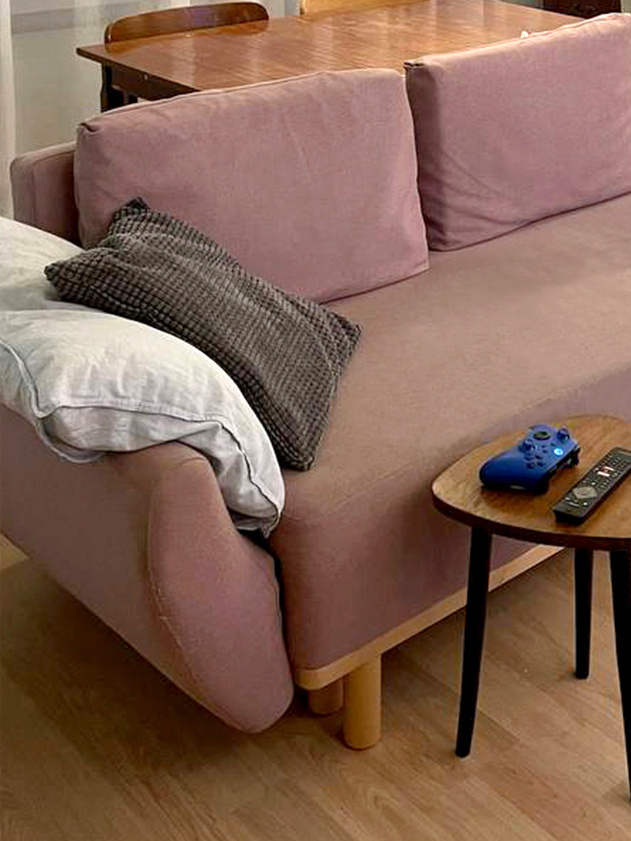 тут видно, как боковина отваливается от основания дивана