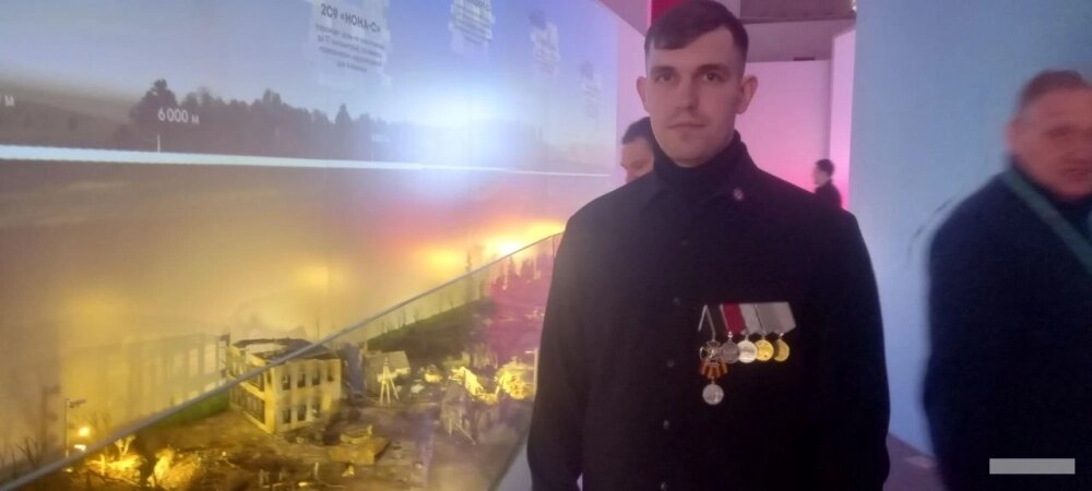    Егор Игнатенко, ветеран СВО, у диорамы, созданной по его воспоминаниям о битве за Бахмут. Фото:  АиФ/ Глеб Бугров