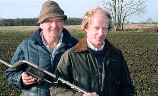 Эрик Лоус (слева) и Питер Уотлинг с металлоискателем на поле