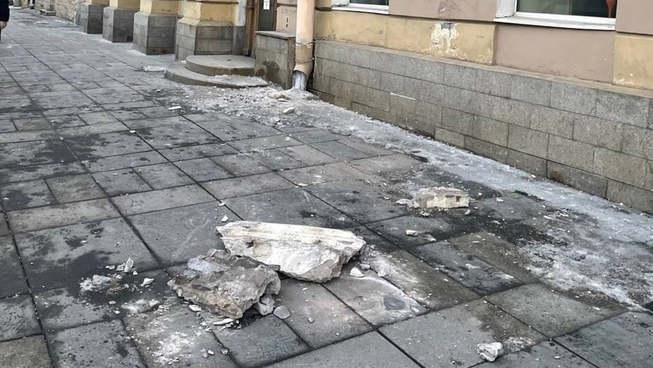    Крупные куски штукатурки, рухнувшие с исторического дома на улице Марата в Петербурге, февраль 2025 года. Автор фото: Ярослав Костров
