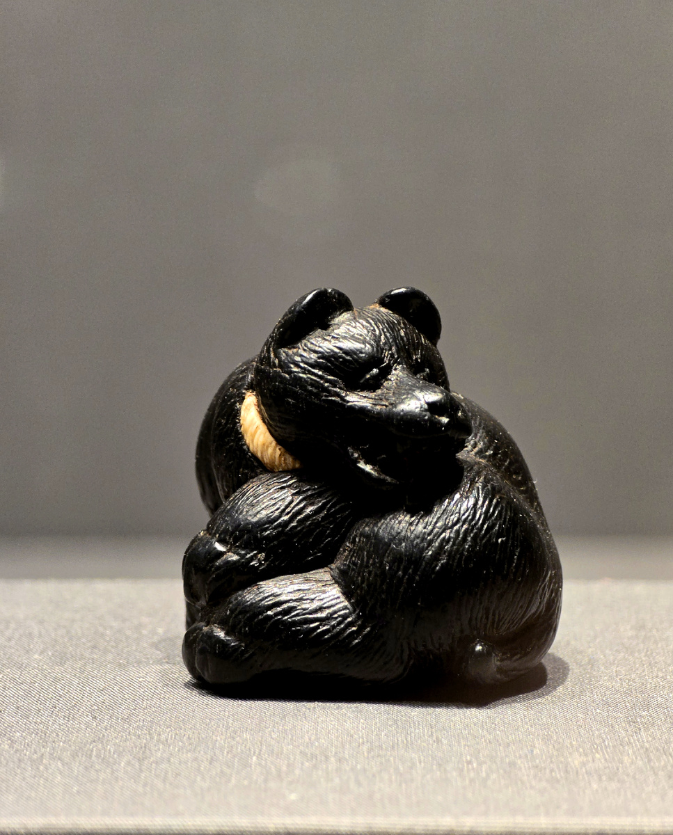 "Черный медведь", эбеновое дерево, слоновая кость, лак, конец 18 - начало 19 века, из экспонатов выставки