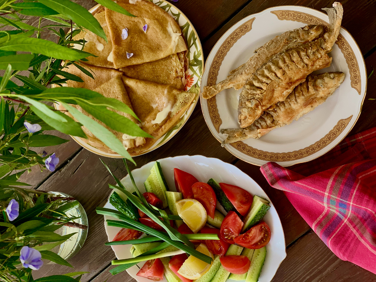 Традиционный казачий стол с блинами. Фото автора канала