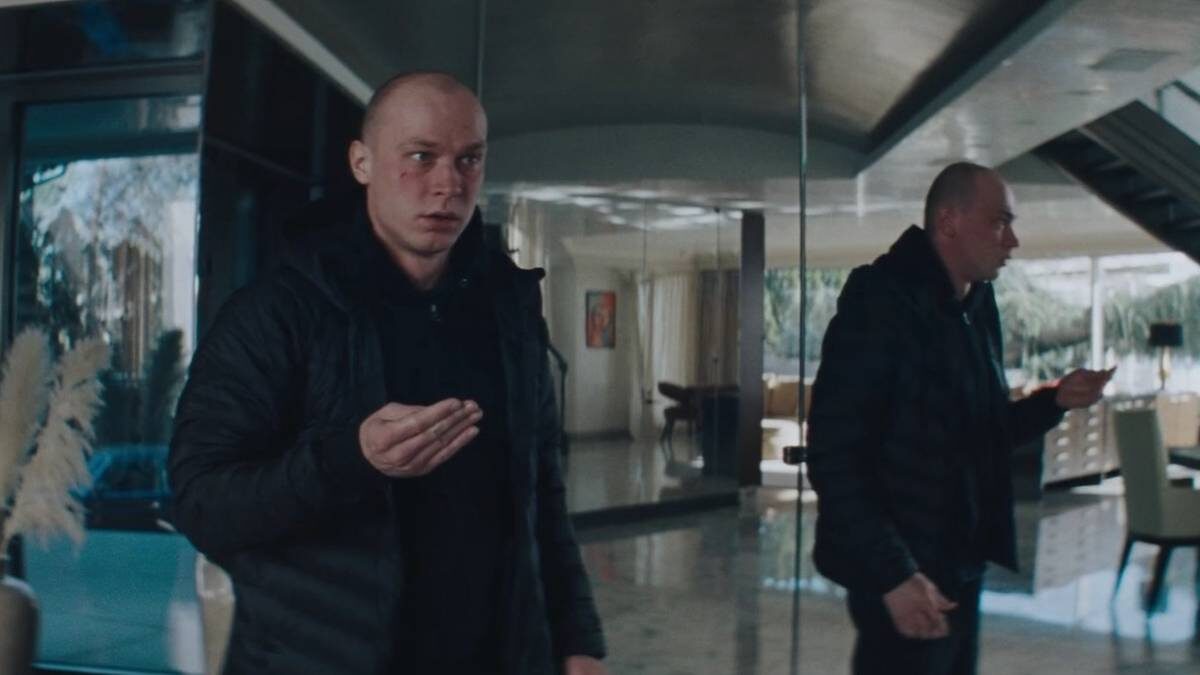    Кадр из фильма «Анора», 2024. В роли Игоря — Юра Борисов