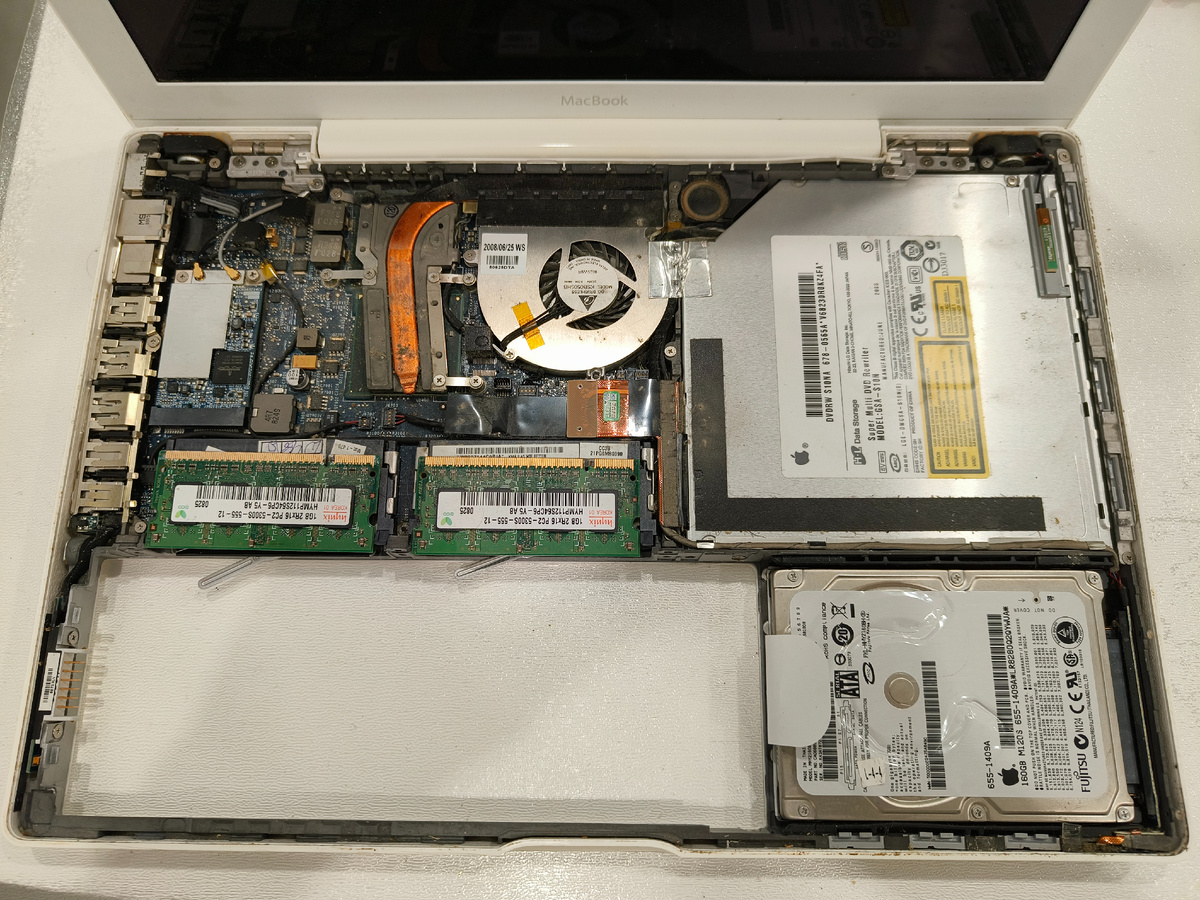 Ужаснулся контактам оперативной памяти. Спирт справился :)