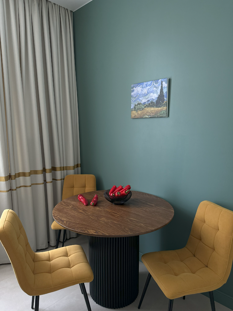 Сочные оттенки кухни из моего реализованного проекта в Сагкт-Петербурге. На стене зеленый в оттенке "драматичный зеленый". Горчичная полоса на портьерах в цвет велюровых стульев. Картина - репродукция Винсента Ван Гога "Пшеничное поле с кипарисом". Перцы ромиро добавляют сочный акцент этой композиции. Как вам?