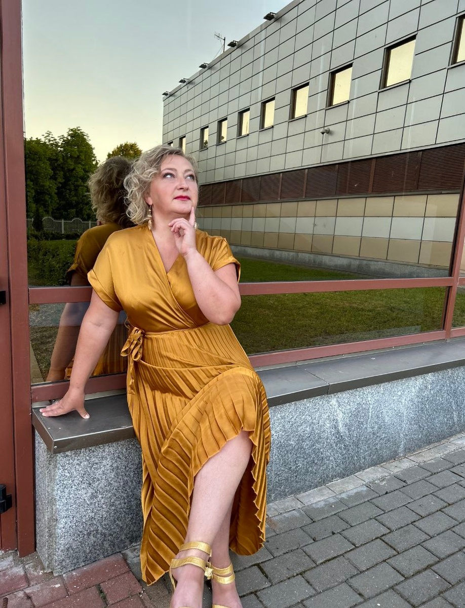 Ты кто Богиня или Муза? 
Быть может моë ты вдохновение? 
Ты Богом посланное Чудо! 
Ты чудное, прекрасное творение! 
На Землю ты с небес спустилась
Всегда я звал тебя к себе
Ты постоянно мне ночами снилась, 
И ты явилася ко мне! 
Ты принесла мне то, о чëм всегда мечтал
И о желаниях своих я Господу писал. 
О чëм писал - Господь всë прочитал
И мне в подарок от Небес-тебя послал! 
2018г.
  Андрей Храмов. 
#прекрасное_творенье #о_любви #подарок #мечты 