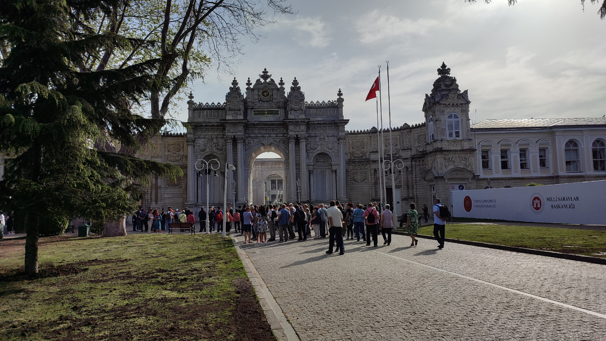 Дворец Долмабахче в Стамбуле. Очередь на входе.