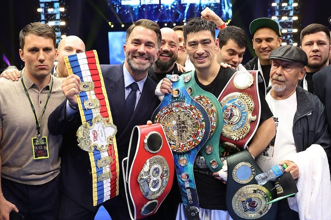     Больше 300 боев и статус абсолютного чемпиона мира по боксу: кто такой Дмитрий Бивол?
