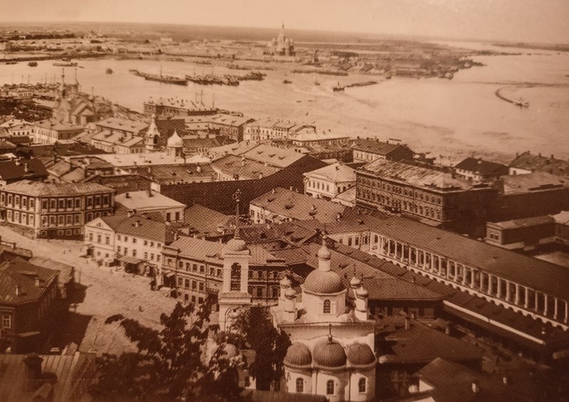 Вид на нижнюю часть города с Казанской церковью на переднем плане.
