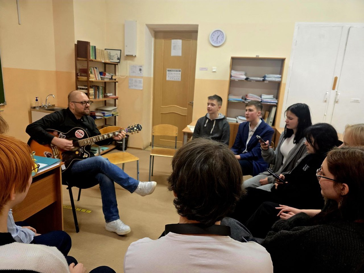 Спели "Отрядную" и "Маленький" группы Дайте Танк. Потому что можем!