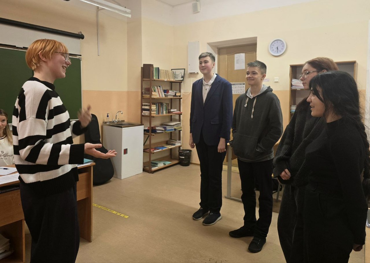 В то время как одни выступали в роли вожатых, другие ребята играли роли детей в отряде. 