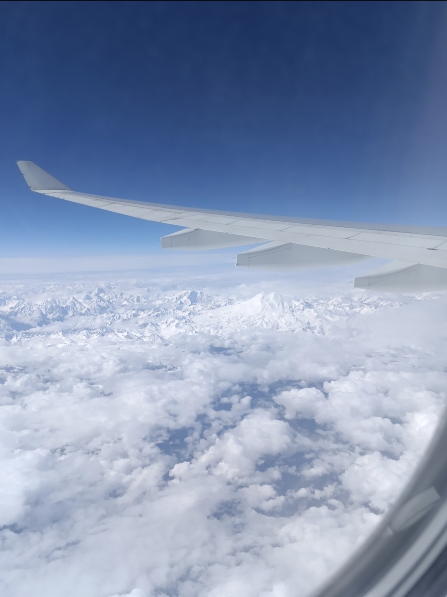 Фото автора.  Под крылом самолёта Эльбрус.