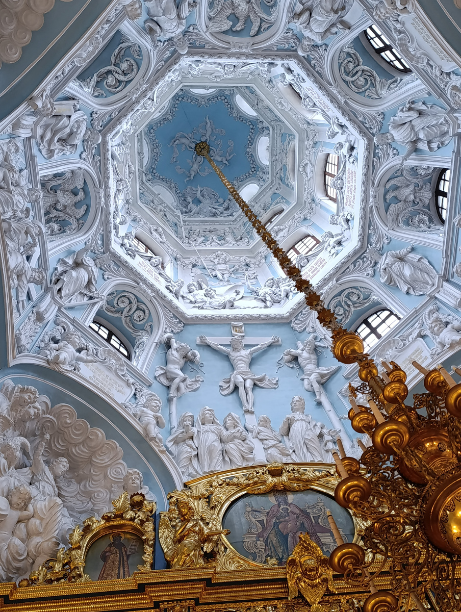 Обратите внимание, какой красоты свод храма. Он символизирует небесный свод. 