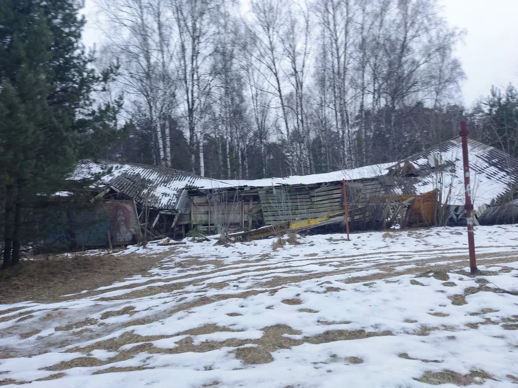 Один из разрушившихся корпусов. Фото автора.