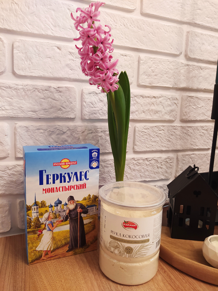 Овсяные хлопья у меня, конечно, просто улетают. Готовлю из них, традиционно, овсянку на завтрак, использую в запеканках и выпечке. Иногда делаю овсяноблин.