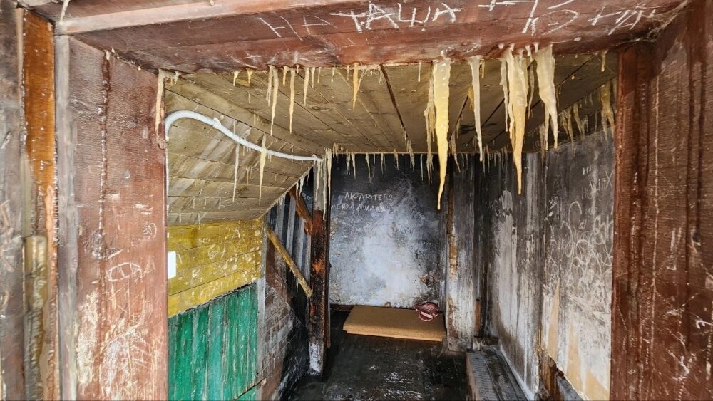    Чёрные стены и деревянная лестница, по которой опасно подниматься - вот, что осталось от приюта, где находились животные. Фото: «АиФ-Урал»/ Евгений Лобанов