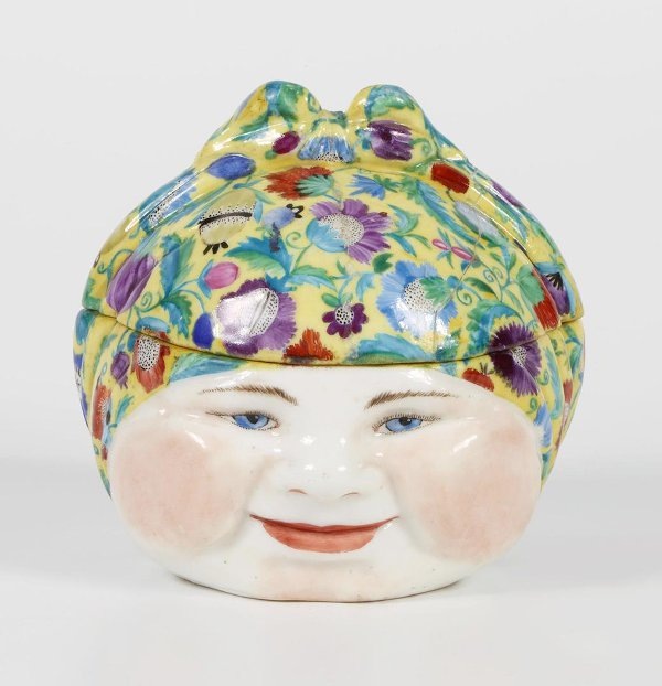 Масленка «Широкая Масленица», выпущенная в 1924 году по модели 1919 года на Государственном фарфором заводе имени. Ломоносова (прежнем и нынешнем Императорском фарфоровом заводе)