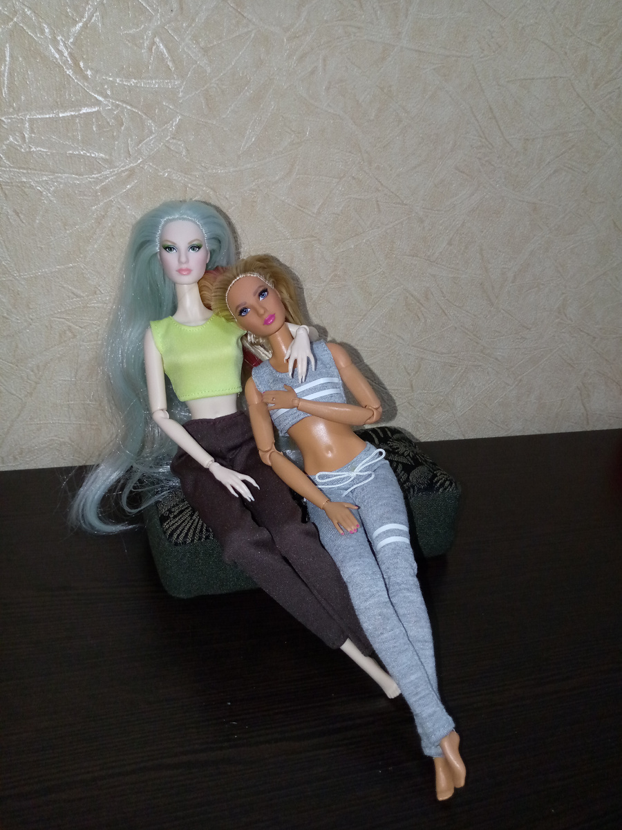 У Адалинды несколько покровительственный вид на этих фото. Словно королева приняла в свои чертоги подданную.