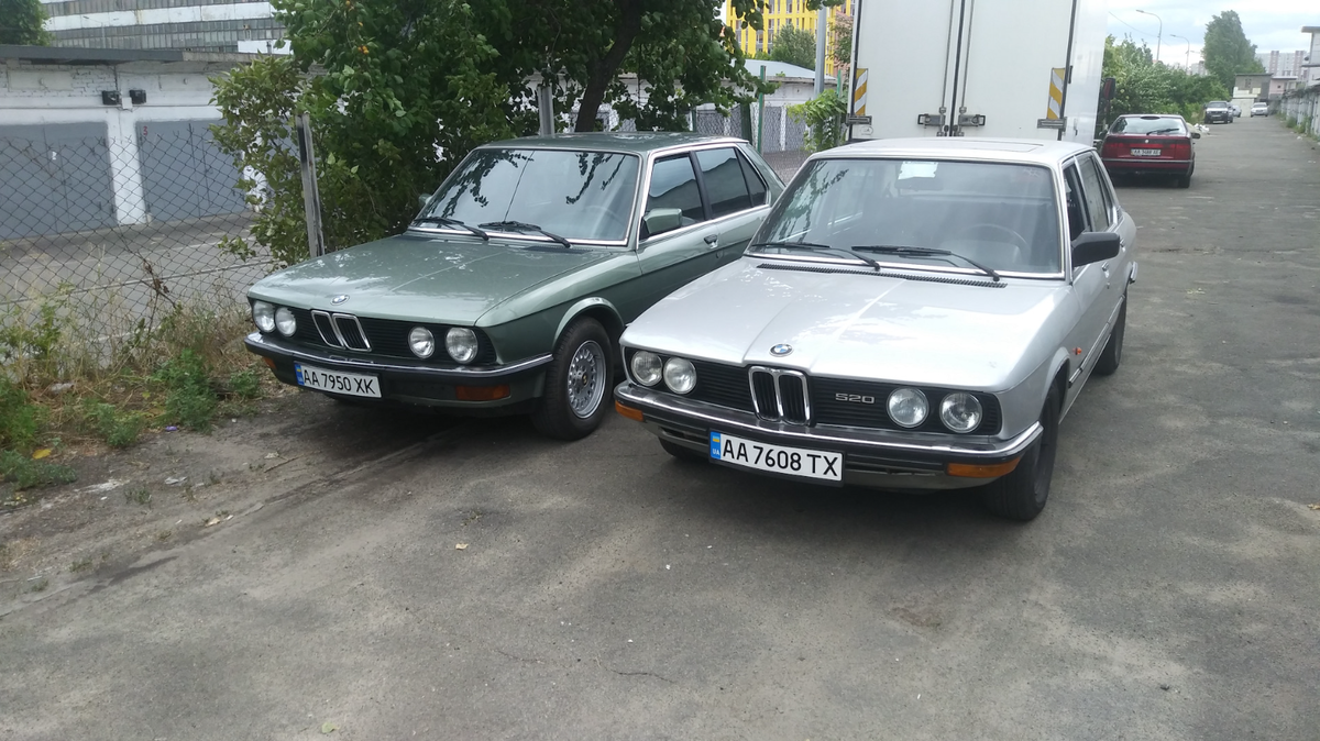 E12 посветлее, E28 потемнее