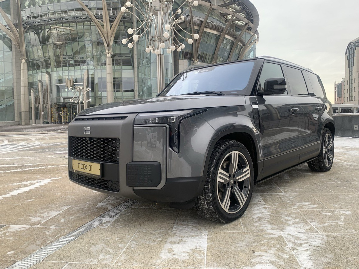 Стартовая цена на автомобиль в комплектации Family Edition составляет 9 169 000 рублей.