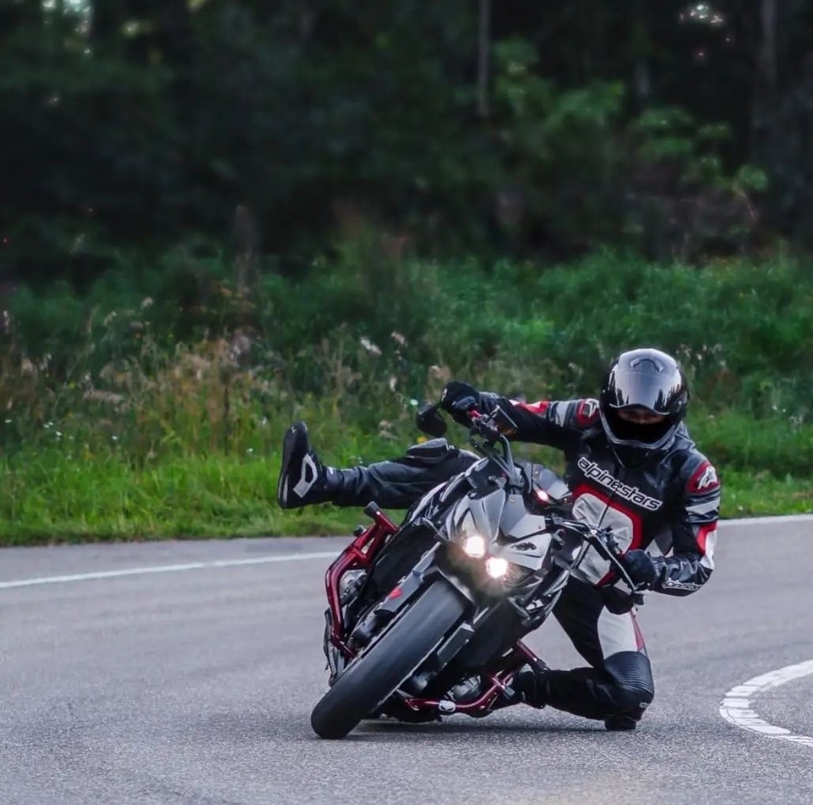 Управлять мотоциклом с клеткой также легко как и без клетки.