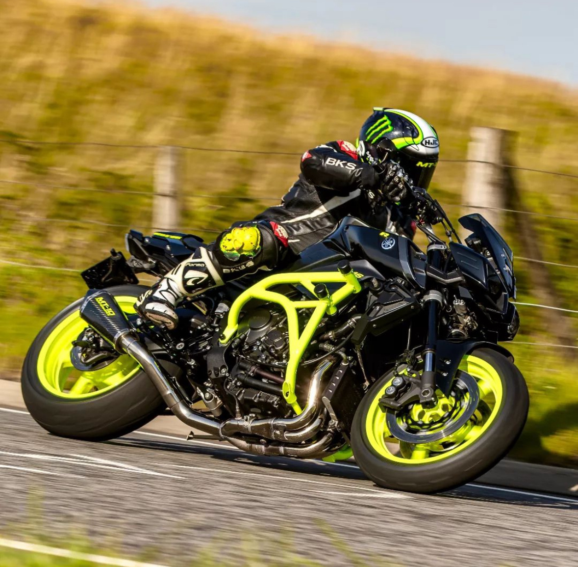 Управляемость мотоциклом с клеткой остается на прежнем уровне. 