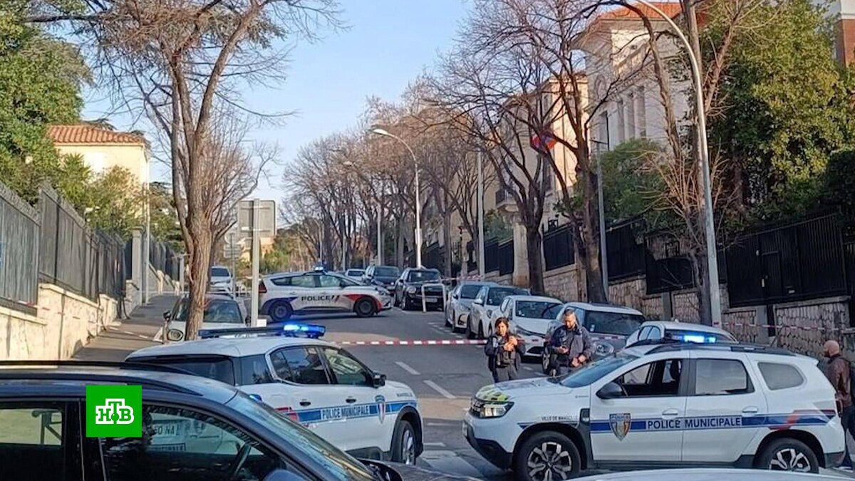    Территорию консульства России в Марселе забросали «коктейлями Молотова»