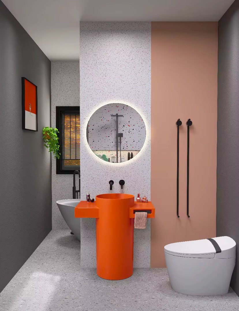 Ремонт ванной комнаты — это задача, требующая внимания к деталям и правильного планирования. Вот несколько рекомендаций, которые помогут сделать этот процесс более эффективным:
Планирование пространства
Перед началом ремонта стоит тщательно продумать планировку ванной. Учтите расположение сантехники, освещения и мебели. Постарайтесь максимально использовать доступное пространство.
Изучите размер и форму вашей ванной. В маленьких помещениях стоит использовать компактные и угловые модели сантехники. При планировке учитывайте уже существующие коммуникации. Если возможно, старайтесь сохранить сантехнику на прежних местах. Это сократит расходы на переустановку труб.
Используйте встроенные полки и шкафчики для хранения банных принадлежностей. Мебель под умывальником поможет максимально эффективно использовать место. Обязательно сделайте полки в душевой или над ванной, по возможности сделайте их из керамогранита и встроенные в стену, это поможет сохранить пространство и избавит вас от проблем с хранением душевых принадлежностей.
Обязательно сделайте гидроизоляцию мокрых зон, а лучше всей комнаты. 
При размещении сантехники учитывайте удобство использования. Например, высота раковины, расположение зеркала и борт ванны должны быть комфортными для каждого члена семьи.
Выберите стиль оформления, который будет гармонично сочетаться с остальным интерьером квартиры. Цветовая палитра и отделка играют также важную роль в восприятии пространства.
После завершения ремонта обязательно проверьте все системы на предмет течи и корректности работы. Это поможет избежать неприятностей в будущем.
