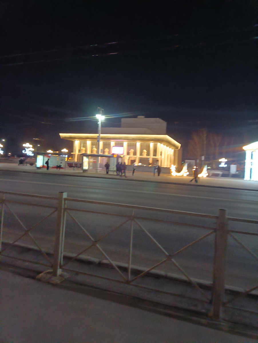 Здание театра вечером