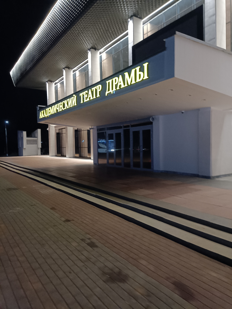 Вход в театр