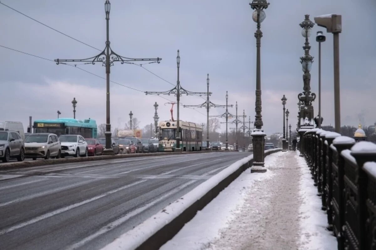    На Троицком мосту начали ремонтировать трамвайные пути