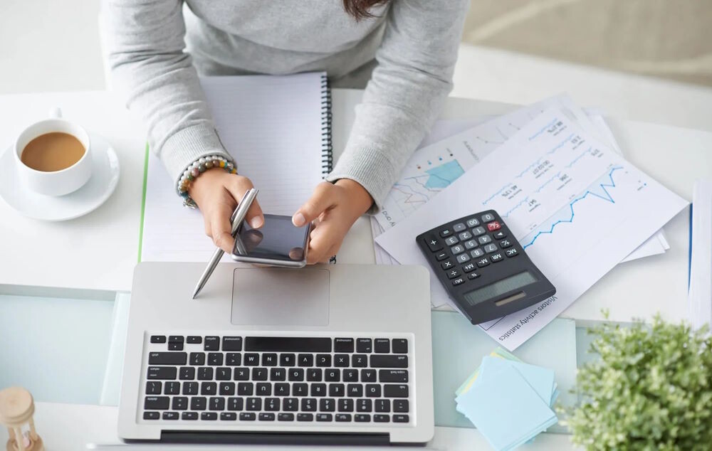 Подсчет бухгалтерии за чашкой кофе