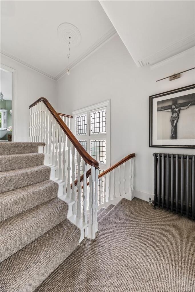 Лестничный пролет в доме Ронни, который высталвен на продажу. Фото: rightmove.co.uk