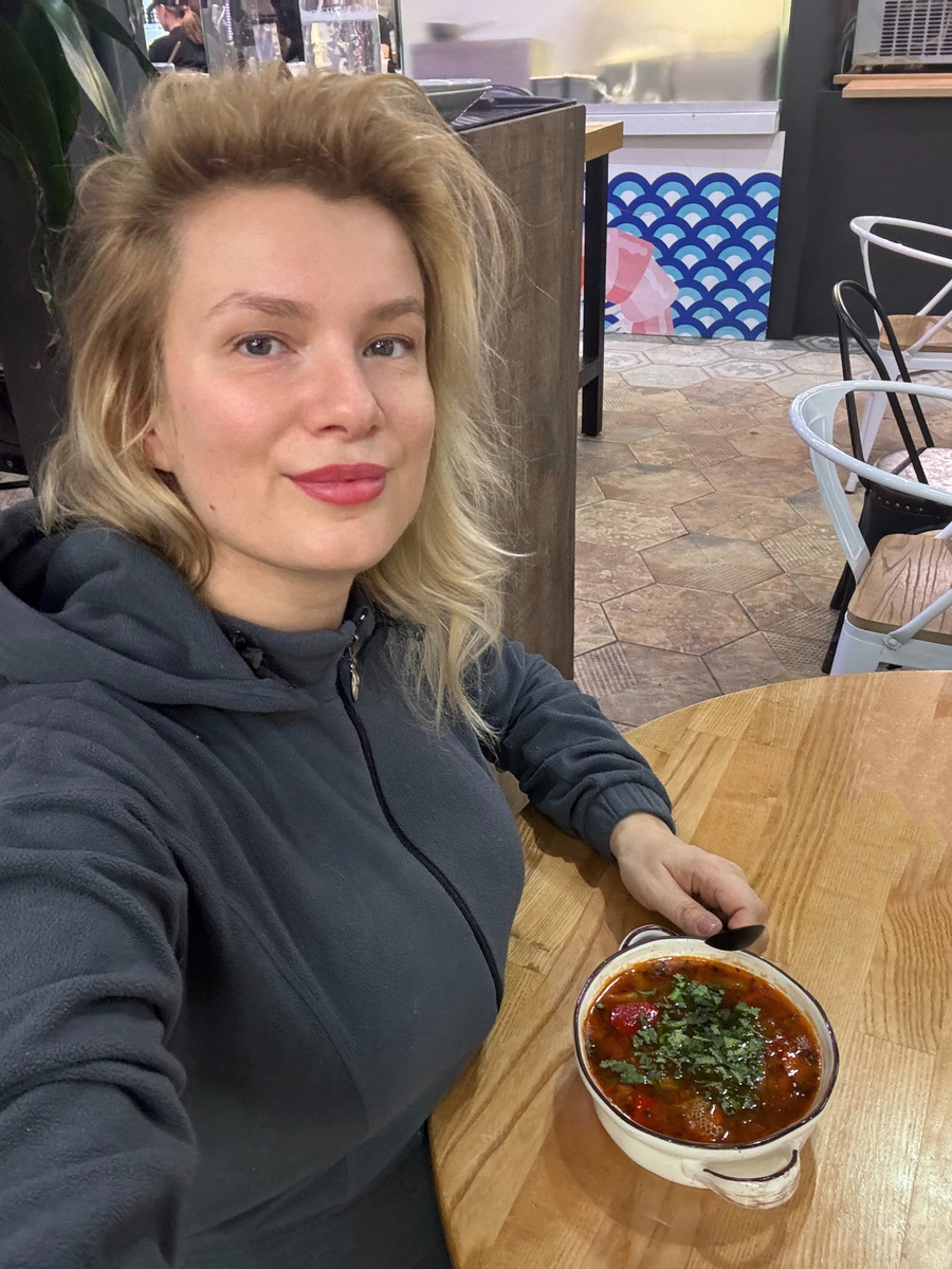 Я очень часто здесь сижу, практически каждый день. Кофе и обед, как минимум, потому что мне нравится работать в этой атмосфере. 