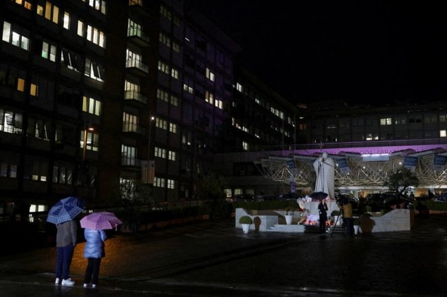    Ситуация в римской больнице Джемелли, где проходит лечение Папа Римский Франциск, по-прежнему остается в центре внимания.