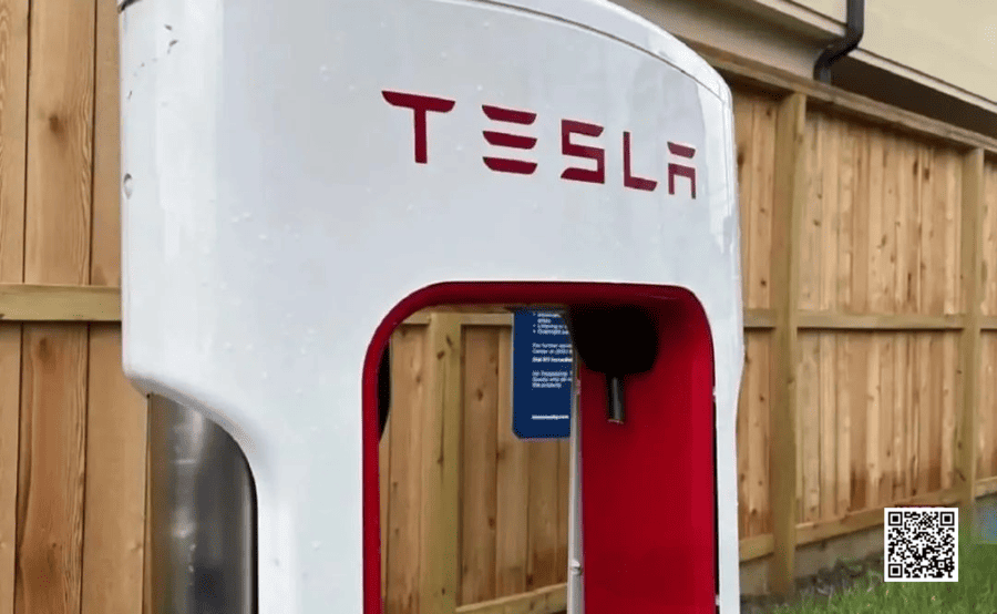    Бомжи в поисках меди или политический вандализм?