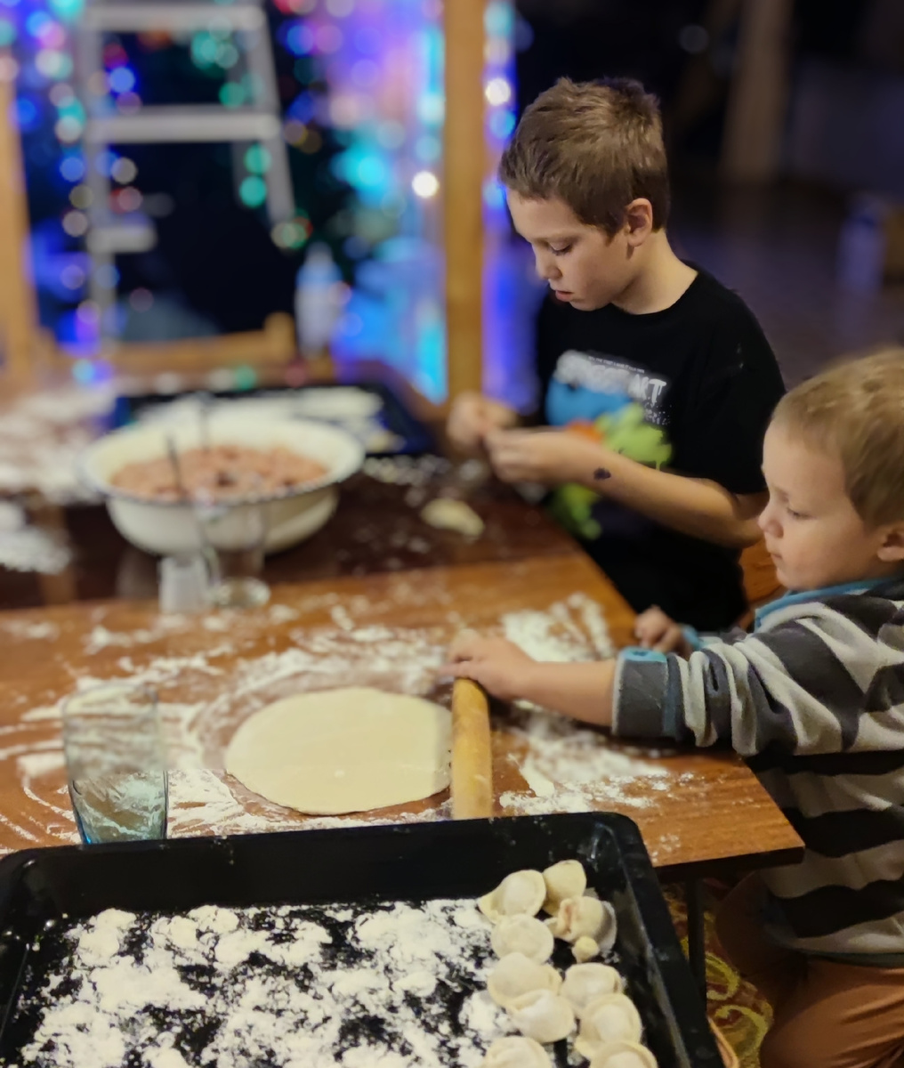 Все вместе лепим пельмени на большой кухне 