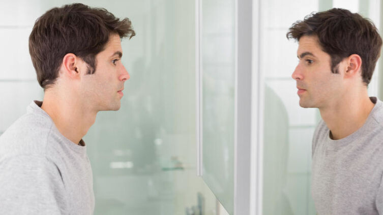    Размышления у зеркала. Как снять маску, сохранив лицо? lightwavemedia Shutterstock.com