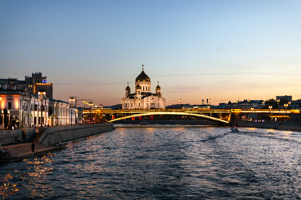 Вид на Кафедральный собор Русской православной церкви.