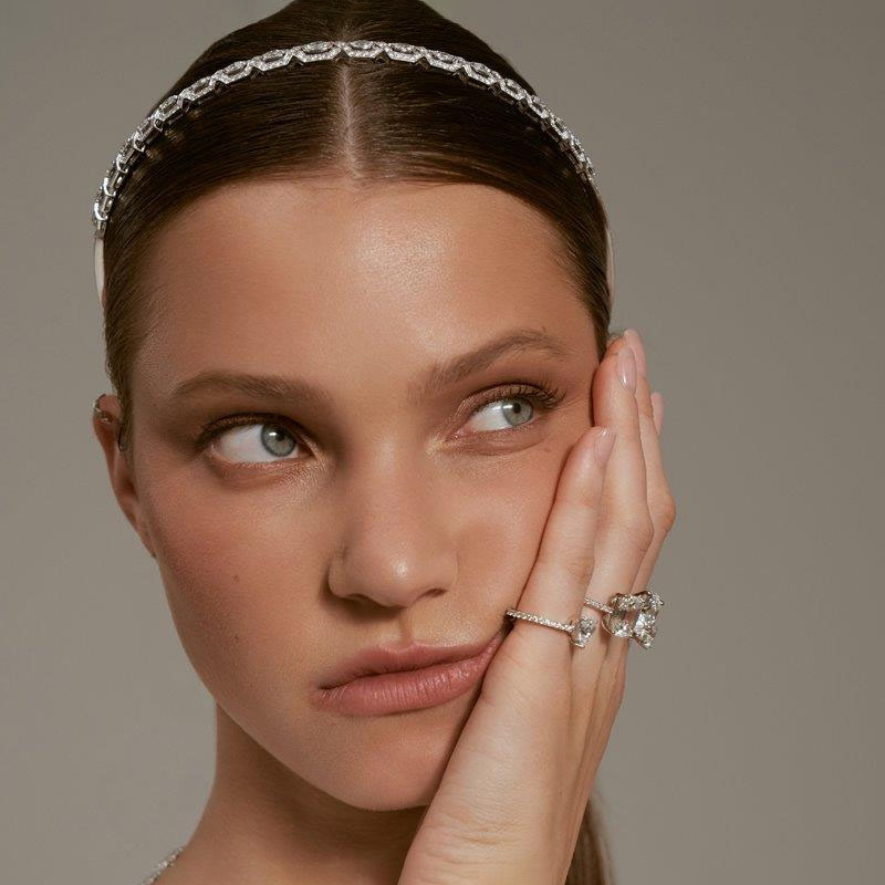 Anya G для Tatler Russia август 2021 в тиаре и кольцах Mercury Classic