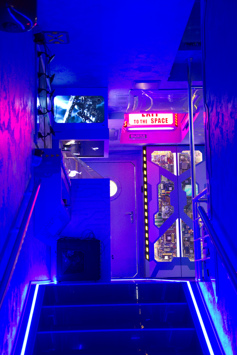 Вход задраен. Только вперёд. Фото Сергея Малышева.