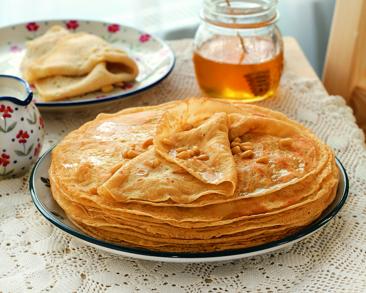 Насыпьте кедровые орехи на сковороду и залейте тестом. Так получатся настоящие блины
с припёком.