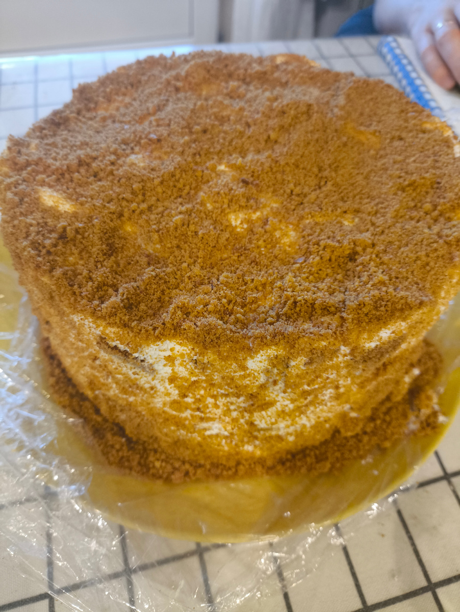 У меня не очень получилось его хорошо обсыпать, но думаю нужно было подольше подержать в холодильнике