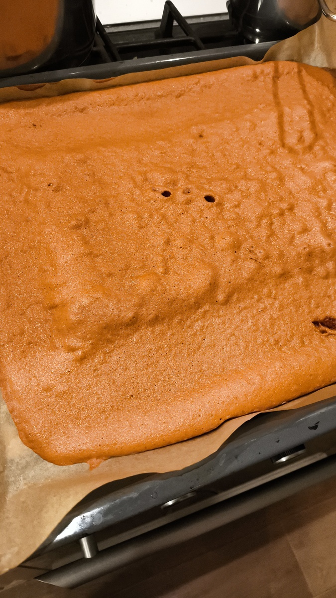 Ароматный, мягкий корж, а главное быстро печется! 