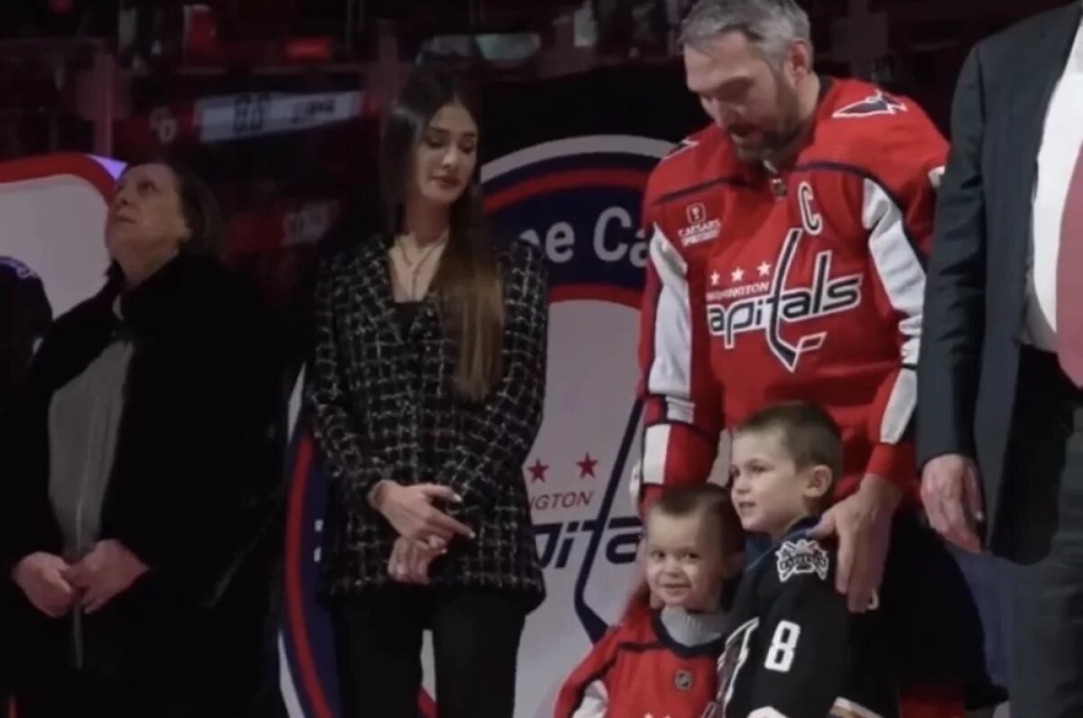    Александр Овечкин с супругой и детьми.