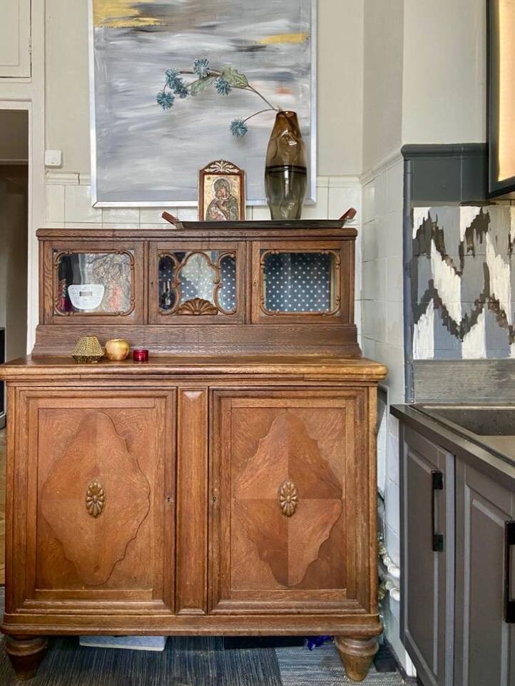 Полезные советы
Часть 1

1.Если ваш шкаф имеет деревянные ящики без направляющих и они плохо выдвигаются, просто смажьте боковые стенки ящиков и шкафа восковой свечой.

2.Поверх фабричного советского глянцевого лака можно наносить меловую или акриловую краску. Это же касается материалов, таких как ДСП, пластик, МДФ, всё поддаётся покраске

3.Шлифовальная машинка, независимо от производителя, будь она за 1000 или за 10000 рублей, одинаково хорошо справляется со своей задачей.

4.Запах старой мебели можно устранить с помощью уксуса. (вода и уксус, 1:1) 

5.Мебель, особенно из современного ДСП, не подлежит профессиональной реставрации.

6.Новые ключи для старых замков можно изготовить в любой мастерской по изготовлению ключей, просто возьмите с собой замок.