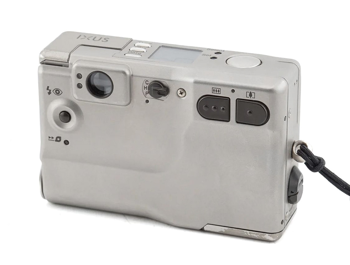 Классическая плёночная камера семейства Ixus