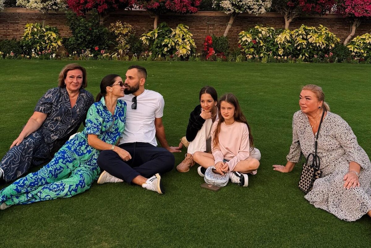    Ксения Бородина и Николай Сердюков с близкими Социальные сети